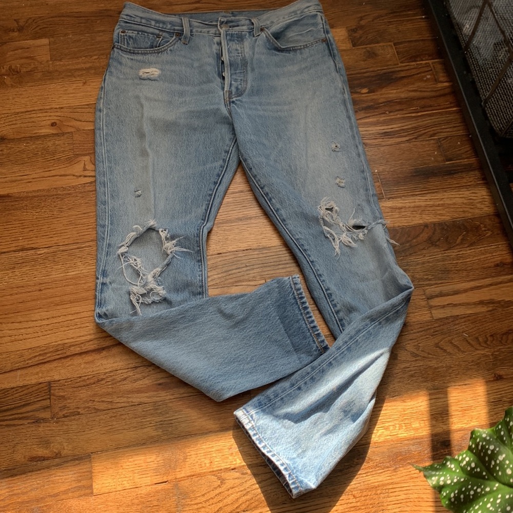 501 Levis Light Wash Distressed